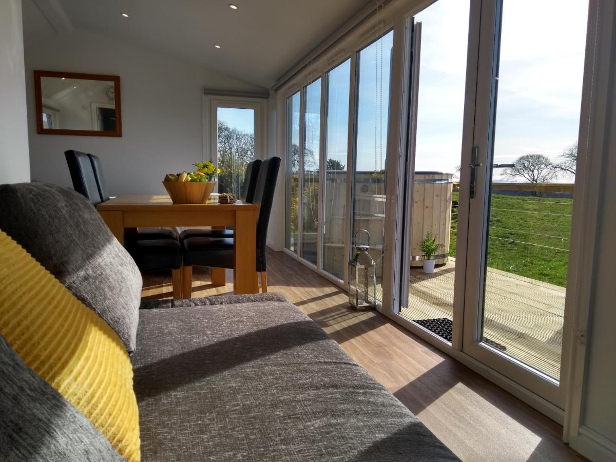 Cleeves Cabins Arran Luxury Lodge With Hot Tub Dalry  Экстерьер фото