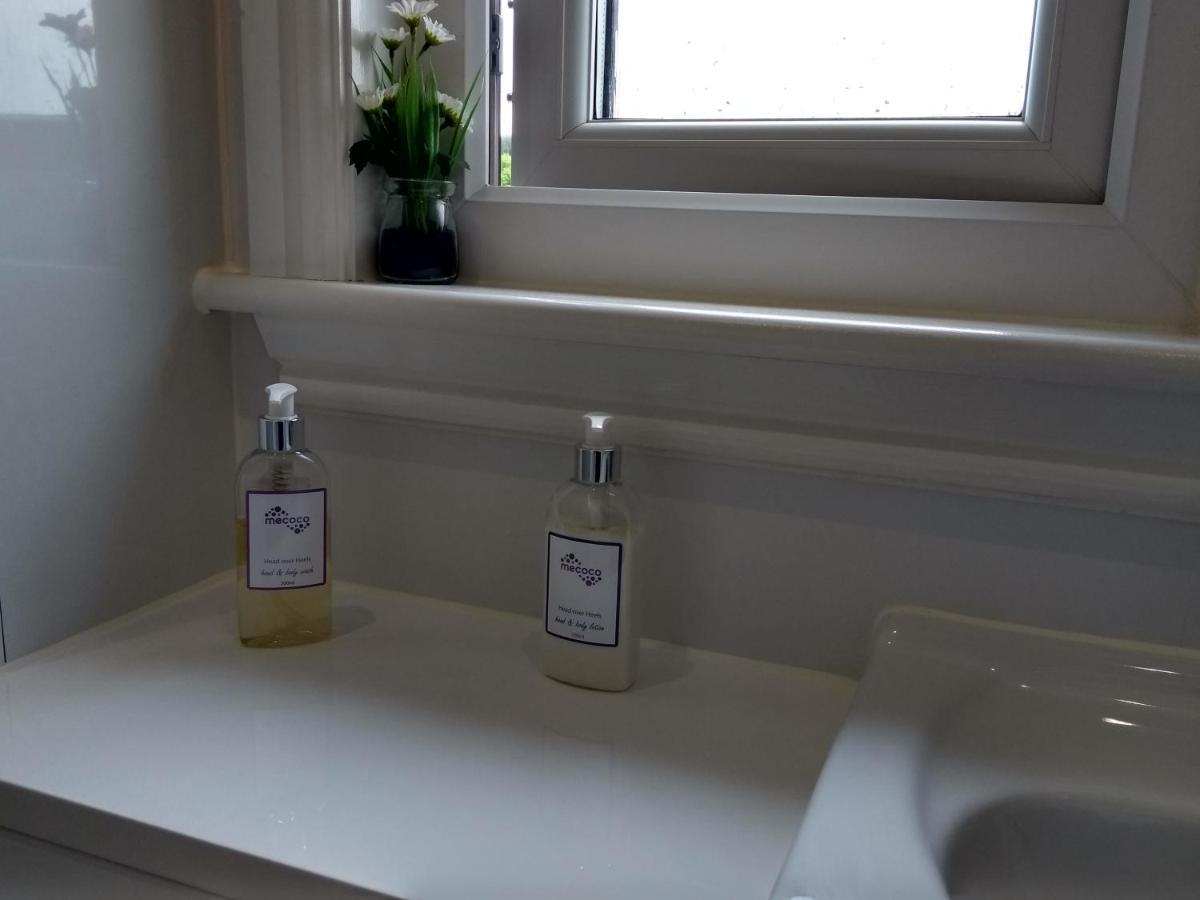 Cleeves Cabins Arran Luxury Lodge With Hot Tub Dalry  Экстерьер фото